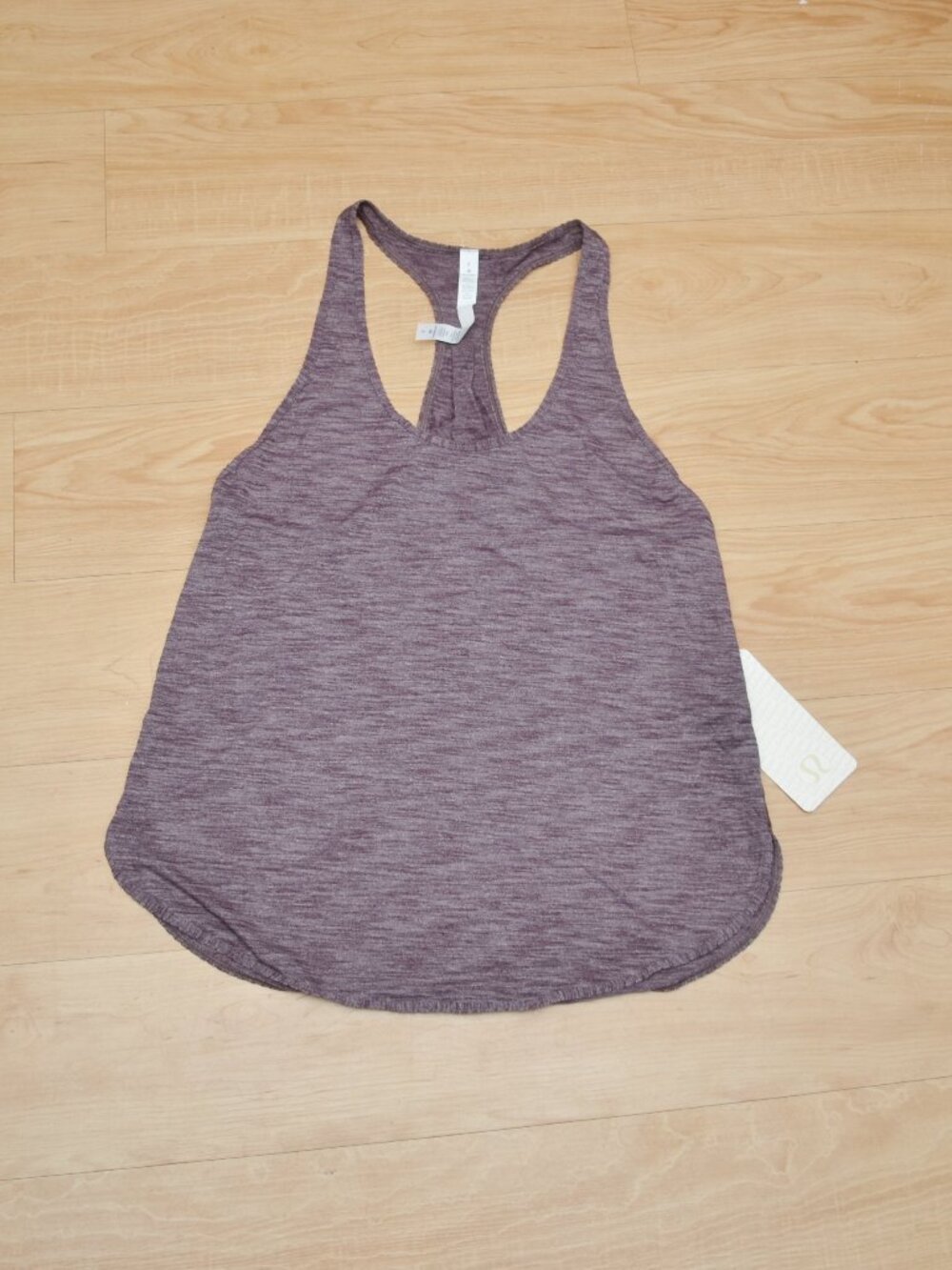 Lululemon Women's 1054F Singlet Size 8 BNWT *Has small hole